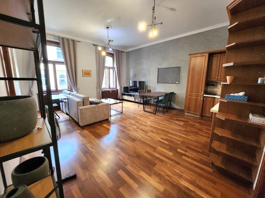 Spacious Apartment 6Min From The Dancing House プラハ エクステリア 写真