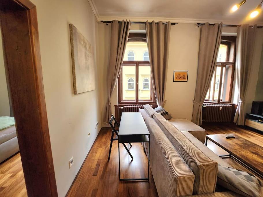 Spacious Apartment 6Min From The Dancing House プラハ エクステリア 写真