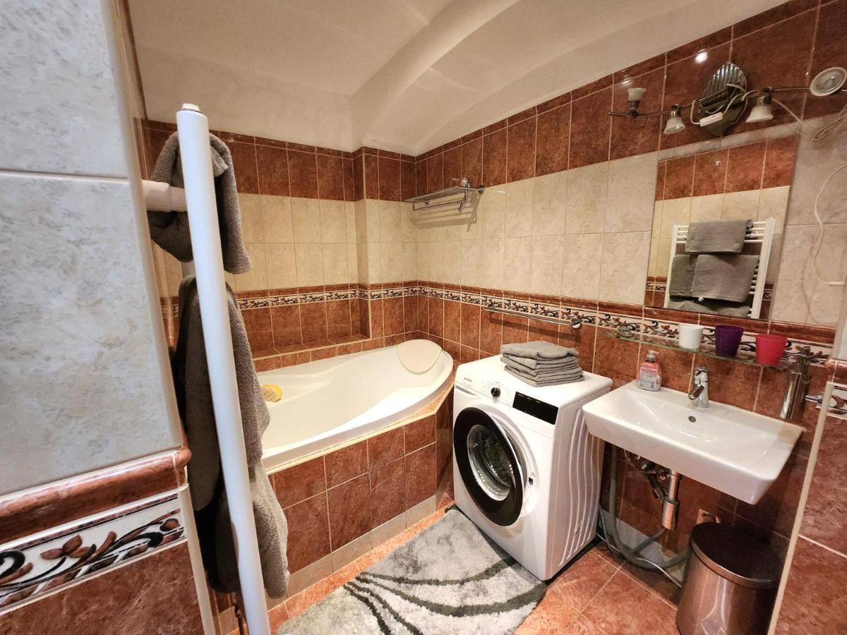 Spacious Apartment 6Min From The Dancing House プラハ エクステリア 写真